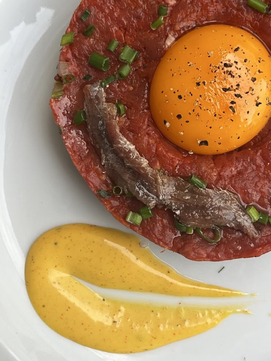 Tatar wołowy z żółtkiem i anchois na szafranowym sosie