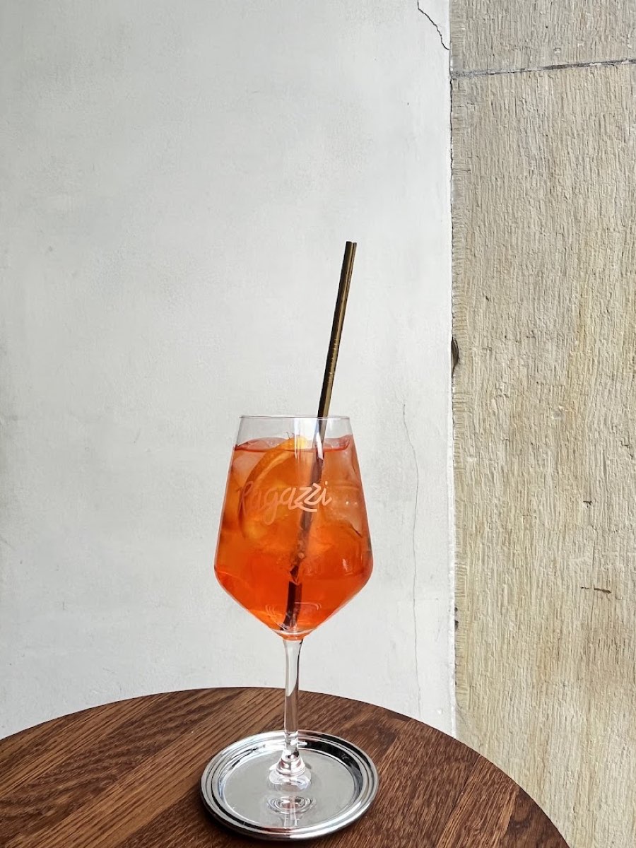 Aperol spritz na tle białej ściany